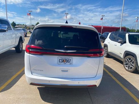 Used 2025 Chrysler Pacifica Select FWD image 5