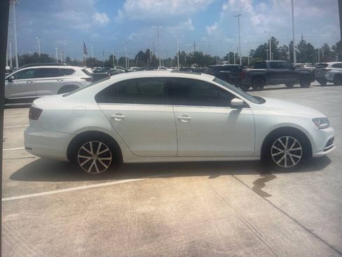Used 2017 Volkswagen Jetta SE FWD image 3