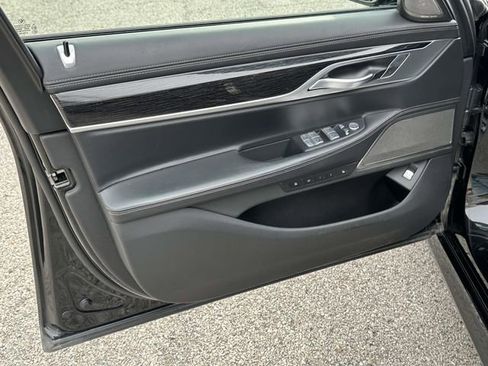 Used 2022 BMW 750i xDrive w/ Executive Package image 23