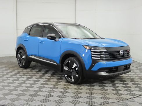 Used 2025 Nissan Kicks SR image 3