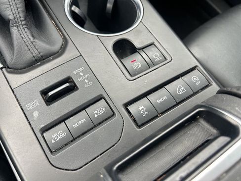 Used 2020 Toyota Highlander XLE image 30