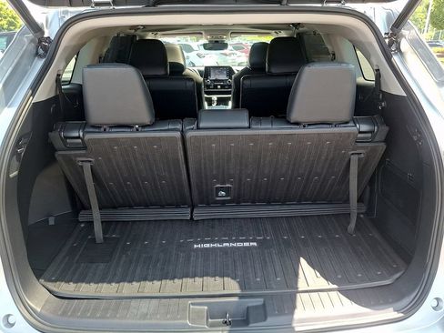 Used 2021 Toyota Highlander XLE AWD/4WD image 30