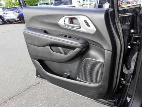 Used 2026 Chrysler Pacifica Limited w/ S Appearance Package FWD image 17