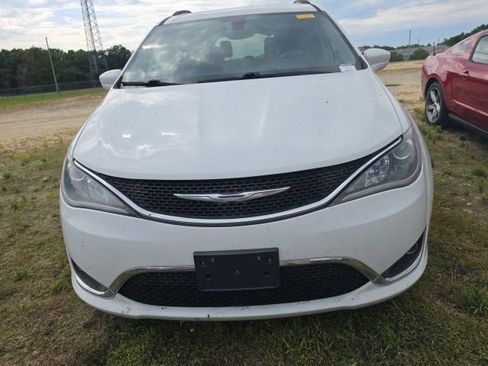 Used 2017 Chrysler Pacifica Touring-L FWD image 2