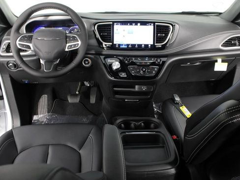 New 2027 Chrysler Pacifica Select FWD image 9