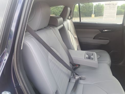 Used 2022 Toyota Highlander XLE image 12