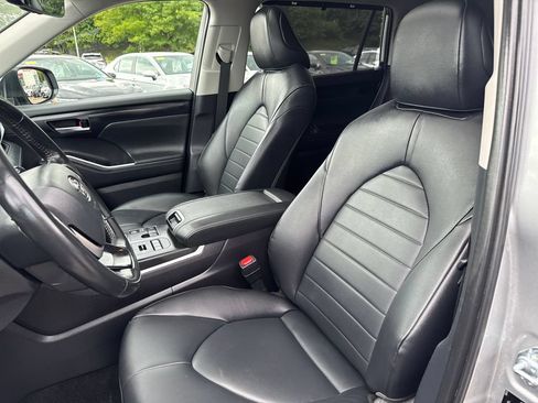 Used 2024 Toyota Highlander XLE AWD/4WD image 17