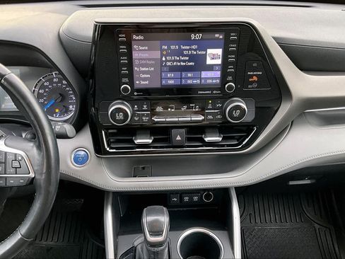 Used 2020 Toyota Highlander LE FWD image 7