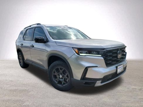 Used 2025 Honda Pilot TrailSport image 2
