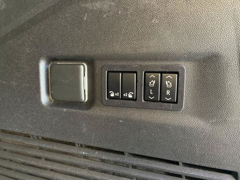 Used 2021 Chevrolet Suburban Z71 w/ Z71 Signature Package AWD/4WD image 33