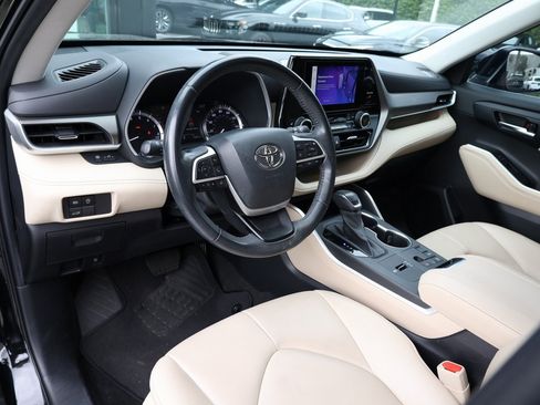 Used 2023 Toyota Highlander XLE image 13