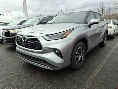 Used 2024 Toyota Highlander XLE image 2