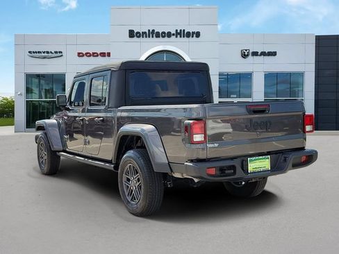 Used 2025 Jeep Gladiator Sport AWD/4WD image 4