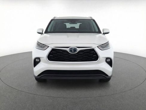 Used 2021 Toyota Highlander XLE image 2