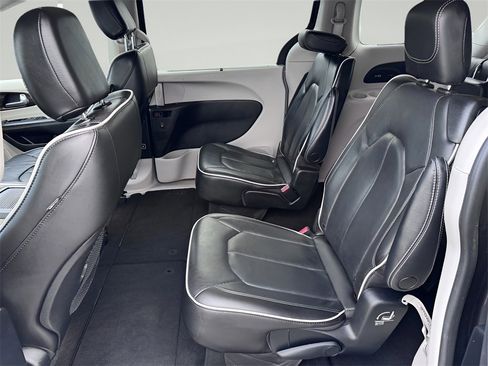 Used 2022 Chrysler Pacifica Limited image 36