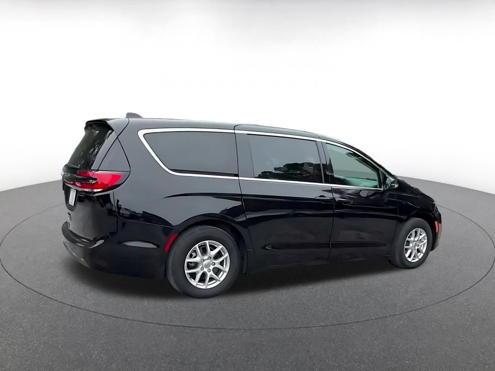 Used 2024 Chrysler Pacifica Touring-L FWD image 14