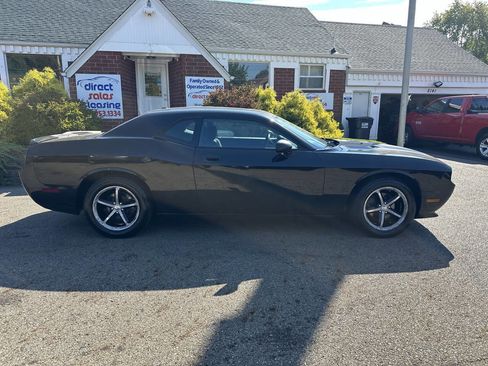 Used 2010 Dodge Challenger SE image 9