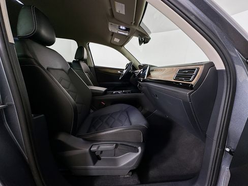 Used 2025 Volkswagen Atlas SE image 32