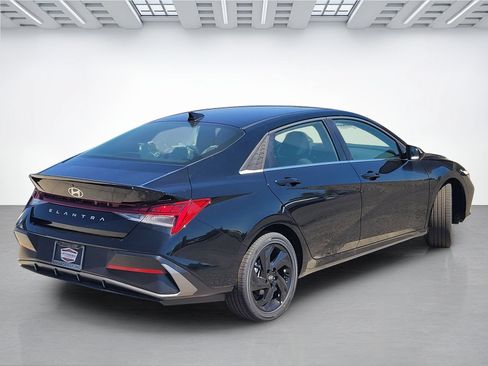 New 2026 Hyundai Elantra SEL Sport Premium FWD image 4