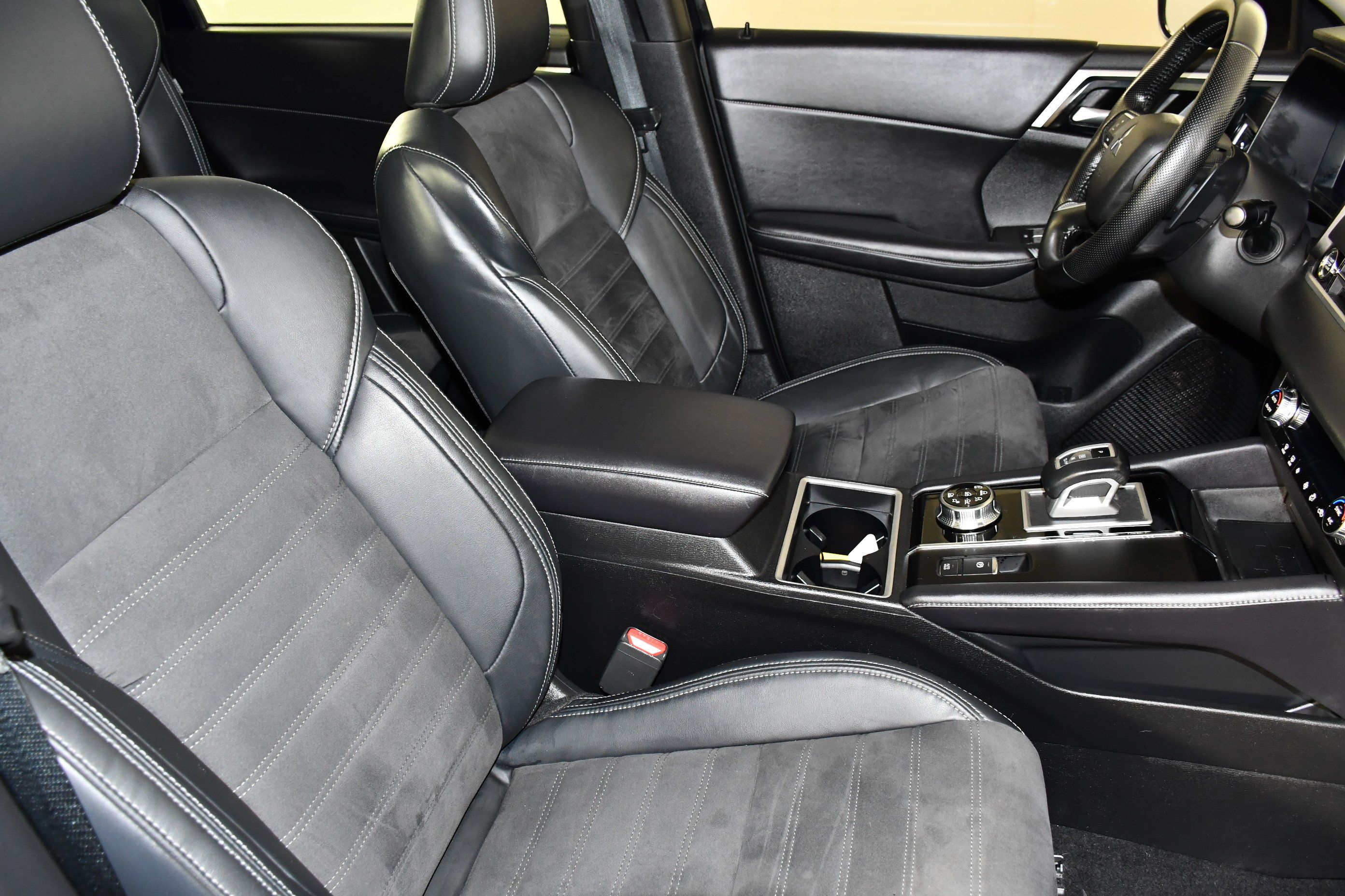 Used 2023 Mitsubishi Outlander SE AWD/4WD image 40