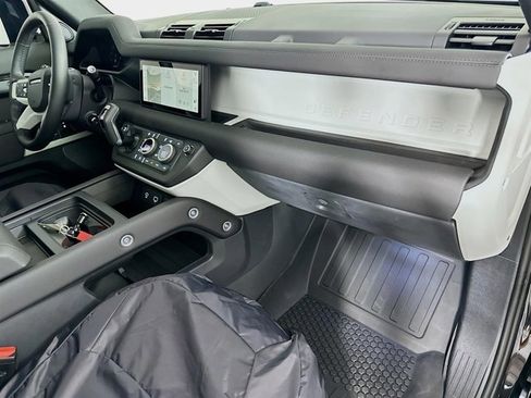 Used 2024 Land Rover Defender 110 S image 28