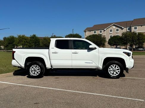 Certified 2025 Toyota Tacoma SR5 AWD/4WD image 5