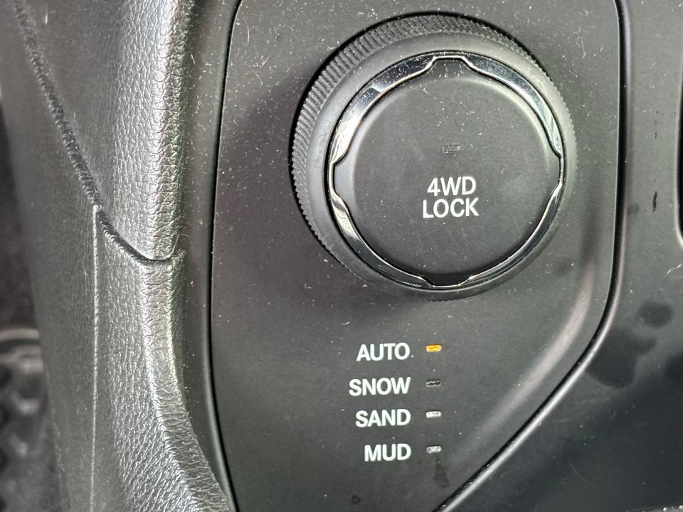 Used 2017 Jeep Renegade Altitude AWD/4WD image 19