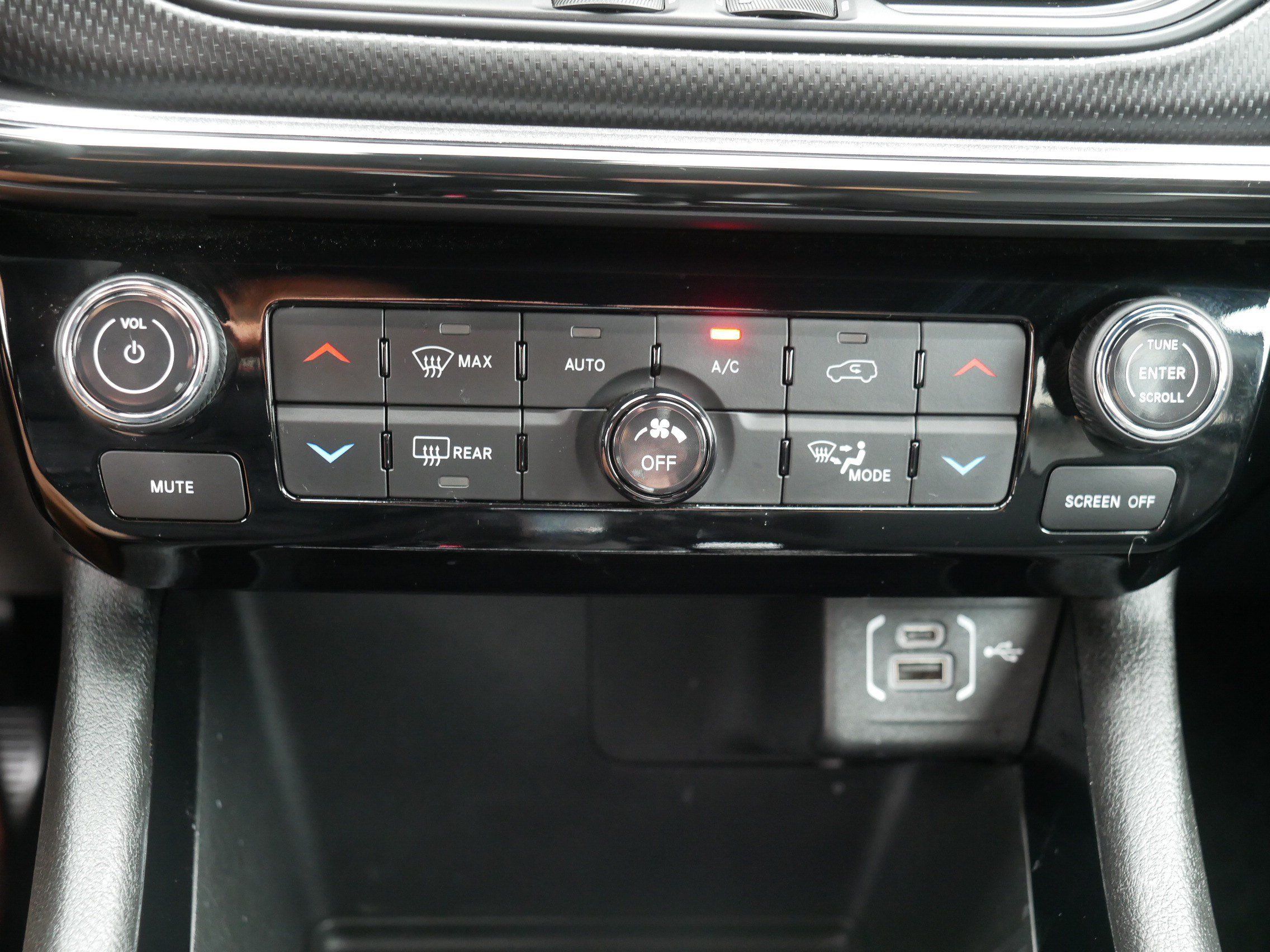 Used 2025 Jeep Compass Latitude w/ Convenience Group AWD/4WD image 23