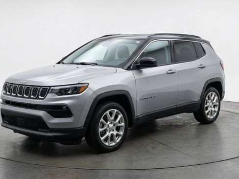 Used 2025 Jeep Compass Limited AWD/4WD image 3