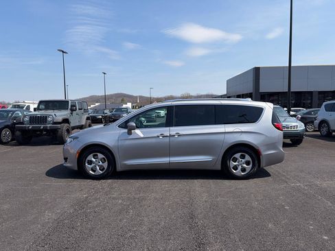 Used 2017 Chrysler Pacifica Touring-L Plus FWD image 6