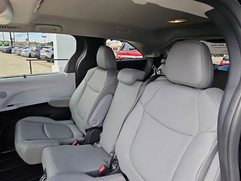Certified 2026 Toyota Sienna XLE image 9