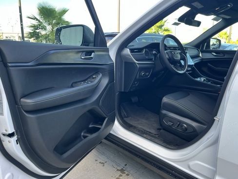 New 2025 Jeep Grand Cherokee Laredo image 14