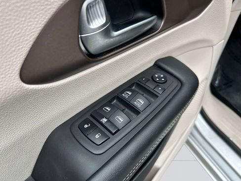 Used 2023 Chrysler Voyager LX FWD image 16
