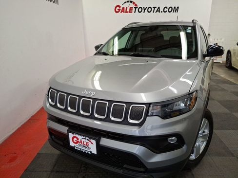 Used 2022 Jeep Compass Latitude image 2