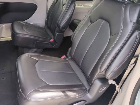 Used 2023 Chrysler Pacifica Touring-L FWD image 20