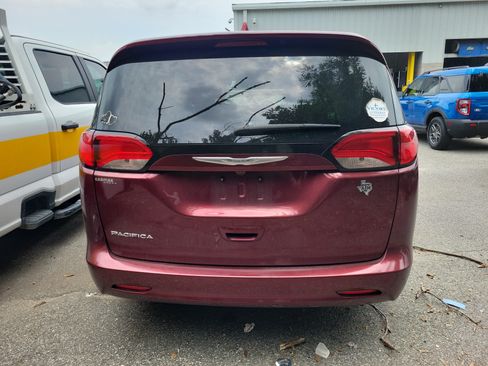 Used 2017 Chrysler Pacifica Touring FWD image 3