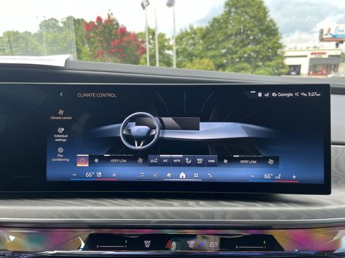 Used 2025 BMW i7 xDrive60 image 27