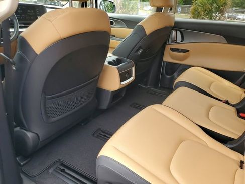 Used 2023 Kia Carnival LX FWD image 12