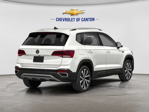 Used 2024 Volkswagen Taos SE FWD image 2