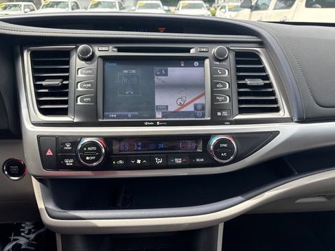 Used 2014 Toyota Highlander XLE AWD/4WD image 10