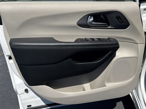 Used 2023 Chrysler Pacifica Touring-L FWD image 11