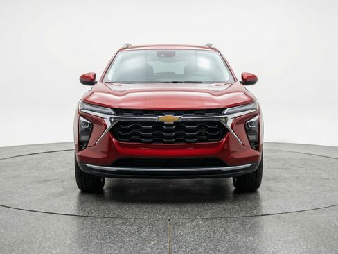 Used 2025 Chevrolet Trax LT w/ LT Convenience Package image 2