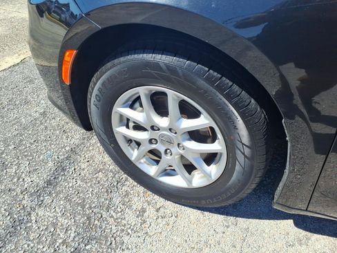 Used 2023 Chrysler Pacifica Touring-L FWD image 6
