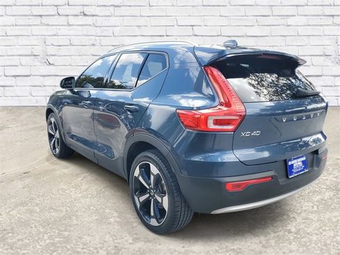 Used 2021 Volvo XC40 T4 Momentum w/ Premium Package image 2