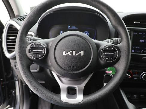 Used 2025 Kia Soul LX image 17