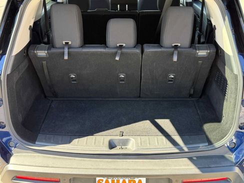 Used 2025 Nissan Pathfinder SV FWD image 33