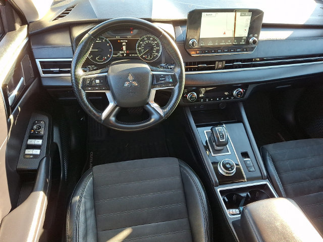 Used 2023 Mitsubishi Outlander SE AWD/4WD image 2