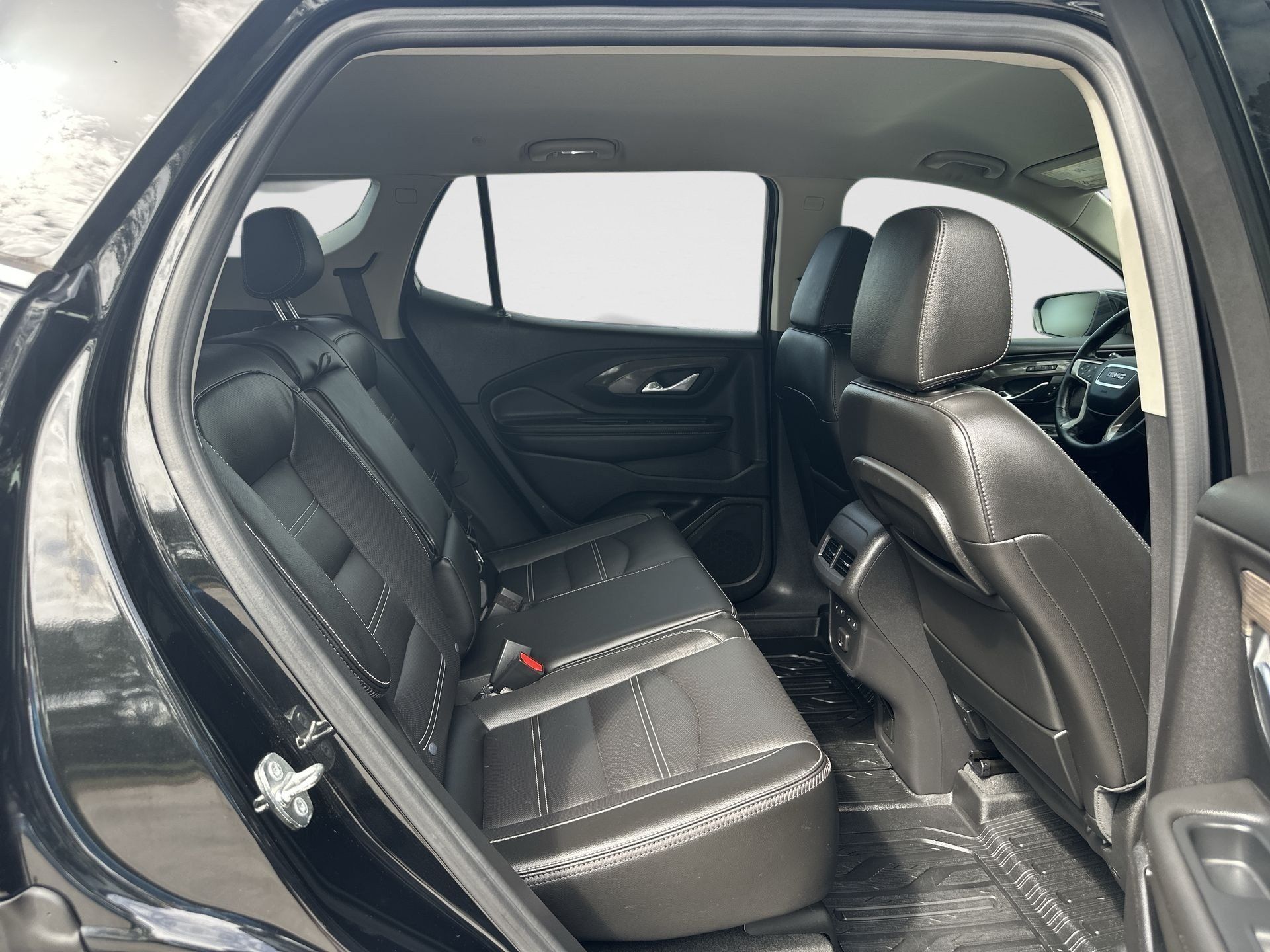 Certified 2024 GMC Terrain Denali w/ Denali Premium Package AWD/4WD image 27