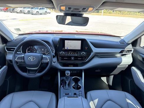 Used 2025 Toyota Highlander XLE image 14