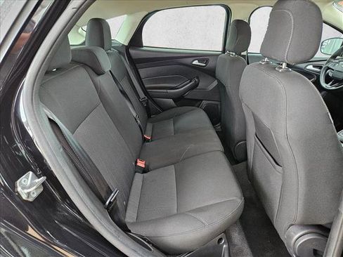 Used 2018 Ford Focus SE FWD image 18